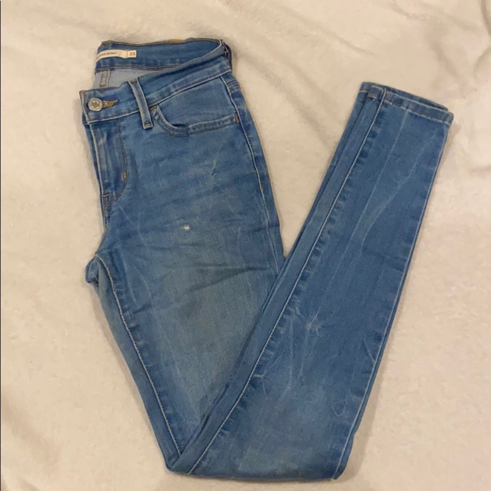 Light blue wash Levi’s super skinny 25